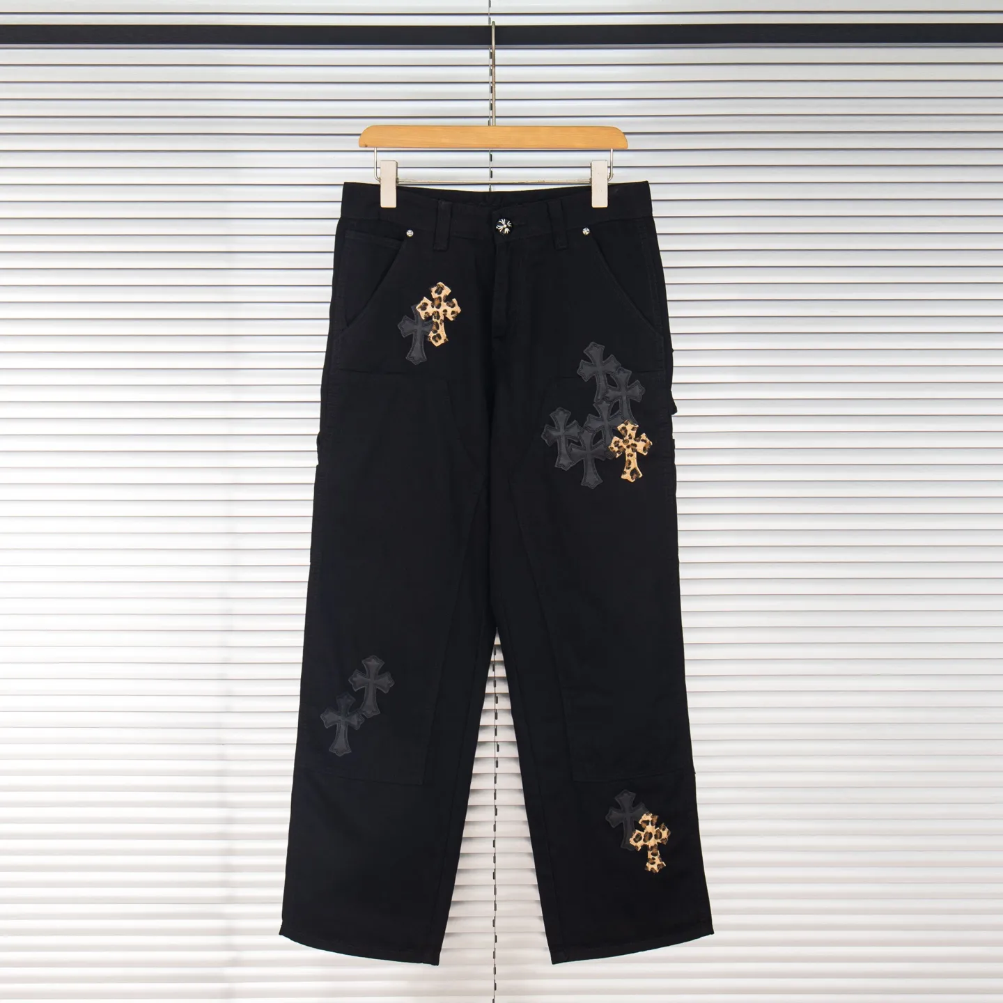 P260 Chrome Hearts Leopard Print Jeans with Black Leather and Wooden Leather Elements Washed Jeans. Really restores the ultimate vintage texture. Three-dimensional version. Loose and comfortable, not picky about the figure. Makes taller and slimmer. Factory-made. Original factory quality control. Same style for men and women. Can be matched with couples. Versatile recommendation. Must-have jeans for all seasons. Fashionistas have been disappointed. From the quality selection of fabrics, the tailoring of details, and the matching of patterns, they are all impeccable! The upper body is so handsome when worn...it can be easily worn by men, women and children! The craftsmanship is made of heavy-duty washed pure cotton denim fabric. After washing, it is soft and thick. It is very stylish when worn on the body. Style number: 1776# Color: black Size: 28 30 32 34 36